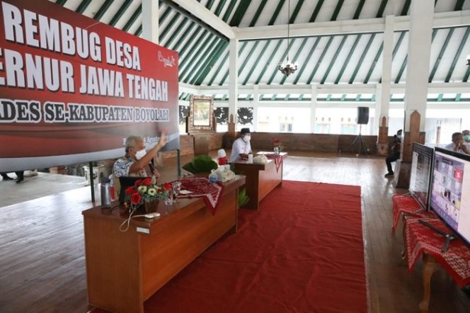 					Gubernur Jawa Tengah Ganjar Pranowo saat menggelar Rembug Desa dengan menghadirkan para kepala desa di Kabupaten Boyolali yang dilakukan secara daring, Rabu (4/8/2021).