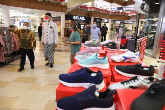 					Gubernur Jawa Tengah, Ganjar Pranowo, saat sidak di Mal Ciputra, Kamis (12/8/2021).