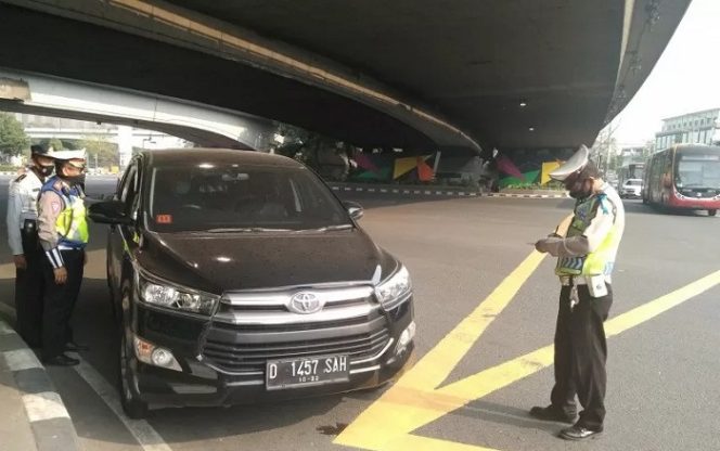 					Pengendara mobil berplat nomor luar Jakarta ditilang, karena melanggar aturan ganjil genap di kawasan jembatan layang Tomang, Jalan Letjen S Parman, Slipi, Jakarta Barat, Senin (10/8/2020). ANTARA/Devi Nindy.