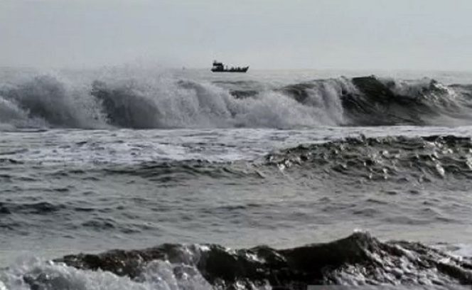 					Ilustrasi - Kapal nelayan saat gelombang tinggi di perairan laut Selat Malaka di kawasan pantai Lhokseumawe, Provinsi Aceh. (ANTARA/Rahmad)