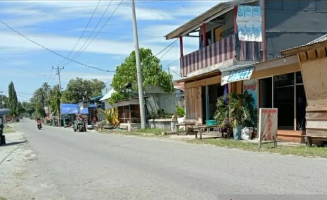 					Arsip foto - Kondisi ruas jalan di Kecamatan Ampana Kota, ibu kota Kabupaten Tojo Una-Una (Touna) tampak masih lengang pada Selasa pagi (27/7/2021) pascagempa dengan magnitudo 6,5 mengguncang kabupaten itu pada Senin malam pukul 20.09 WITA. Tampak sejumlah warung masih tutup dan beberapa rumah masih kosong ditinggal mengungsi oleh pemiliknya. ANTARA/HO/kiriman warga Touna.