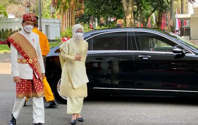 					Presiden Joko Widodo dan Ibu Hj. Iriana Joko Widodo bersiap untuk mengikuti Upacara Detik-Detik Proklamasi Kemerdekaan Repubik Indonesia ke-76 di Istana Merdeka, Selasa (17/8/2021). Presiden Jokowi mengenakan pakaian adat Lampung, sementara Ibu Negara mengenakan busana nasional dengan kain songket. ANTARA/HO-Biro Pers Setpres/Laily Rachev/aa.