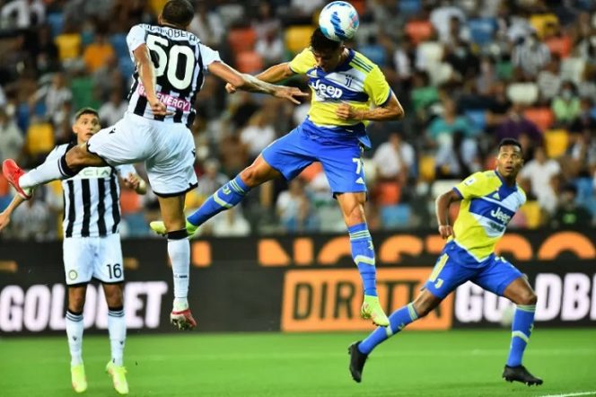 					Pemain Juventus Cristiano Ronaldo mencetak gol namun kemudian dianulir oleh VAR dalam laga melawan Udinese di Dacia Arena, Udine, Italia, 22 Agustus 2021. (REUTERS/MASSIMO PINCA)