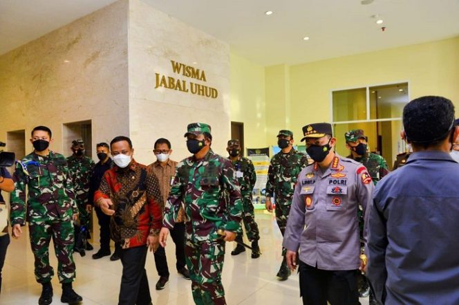 					Kunjungan Panglima TNI dan Kapolri di tempat isolasi Asrama Haji Sudiang Makassar (Dok)