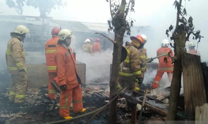 					Petugas pemadan kebakaran (damkar) tengah berupaya memadamkan api di lokasi kebakaran di Kelurahan Cipete Utara, Kebayoran Baru, Jakarta Selatan (Jaksel), Minggu (29/8/2021). (ANTARA/HO-Sudin Gukalmart Jakarta Selatan)