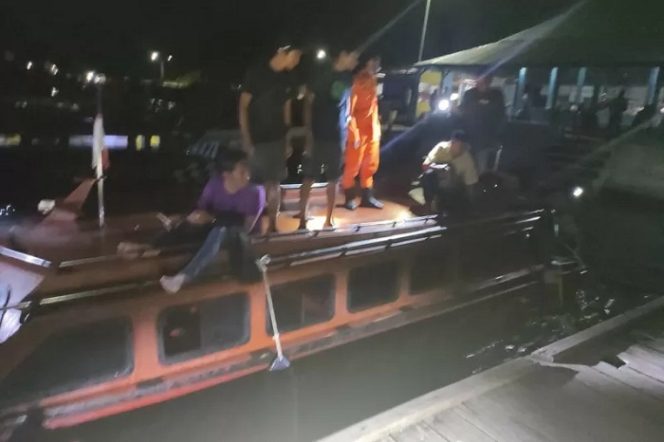 					Tim dari Kantor Pencarian dan Pertolongan (SAR) Ternate bersiap melakukan operasi pertolongan atas kecelakaan speedboat Habibi dan Hasiqah yang mengalami tabrakan di Perairan Pulau Bacan, Kabupaten Halmahera Selatan (Halsel), Provinsi Maluku Utara (Malut), Jumat (6/8/2021) malam, yang mengakibatkan seorang penumpangnya Barry Hamdaany Abubakar (43) meninggal dunia. (FOTO ANTARA/Abdul Fatah)