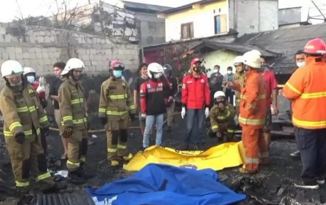 					Petugas pemadam kebakaran mengevakuasi korban meninggal dunia akibat kebakaran yang terjadi di kawasan Mampang Prapatan, Jakarta Selatan, Minggu (15/8/2021). ANTARA/HO-Sudin Gukalnart Jakarta Selatan
