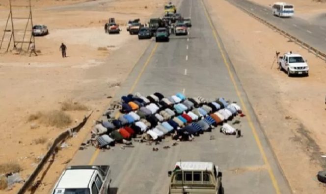 					Arsip - Pejuang anti-Gaddafi melakukan ibadah sholat berjamaah di pos pemeriksaan dekat kota Abu Grein, sekitar 160km sebelah barat Sirte, salah satu benteng pertahanan Gaddafi yang terakhir, Senin (12/9). (FOTO ANTARA/REUTERS/Goran Toma)