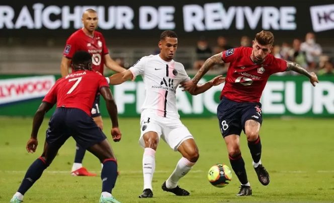 					Gelandang Lille Xeka (kanan) berusaha merebut bola dari penguasaan bek Paris Saint-Germain Thilo Kehrer dalam pertandingan Trophee des Champions di Stadion Bloomfield, Tel Aviv, Israel, Minggu (1/8/2021) waktu setempat. (ANTARA/REUTERS/Ronen Zvulun)