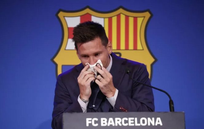 					Ekspresi pesepak bola Barcelona asal Argentina Lionel Messi saat konperensi pers perpisahan dirinya dengan Barcelona, di 1899 Auditorium, Camp Nou, Barcelona, Spanyol, Minggu (8/8/2021). Messi yang bergabung dengan Barcelona sejak tahun 2004 dikabarkan akan bergabung dengan PSG Prancis. ANTARA FOTO/Reuters-Albert Gea/hp.