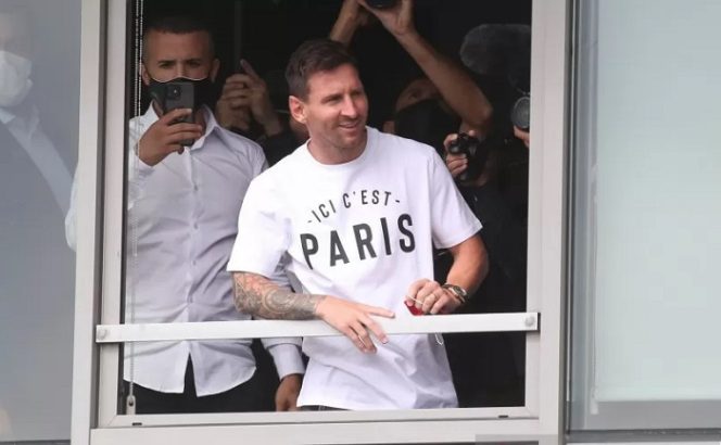 					Pesepak bola Lionel Messi menyapa penggemarnya saat tiba di Paris-Le Bourget Airport, Paris, Prancis, Selasa (10/8/2021). ANTARA FOTO/REUTERS/Yves Herman/foc.