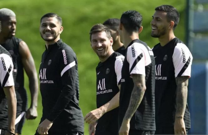 					Lionel Messi (tengah) sedang menjalani sesi latihan bersama rekan-rekan setimnya di Paris Saint-Germain (PSG) di tempat latihan Camp des Loges, Saint-Germain-en-Laye, Paris, Prancis, 13 Agustus 2021. (ANTARA/AFP/BERTRAND GUAY)