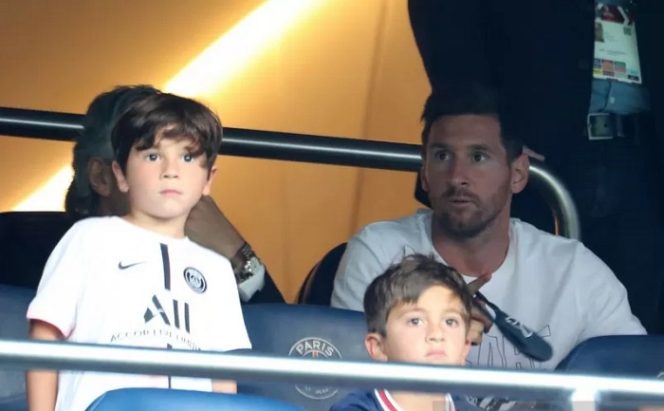 					Pemain Paris St Germain Lionel Messi di tribun penonton sebelum pertandingan pada pertandingan Ligue 1 Paris St Germain melawan RC Strasbourg di Parc des Princes, Paris, Perancis, Sabtu (14/8/2021). ANTARA/REUTERS/Sarah Meyssonnier/FOC/sa.