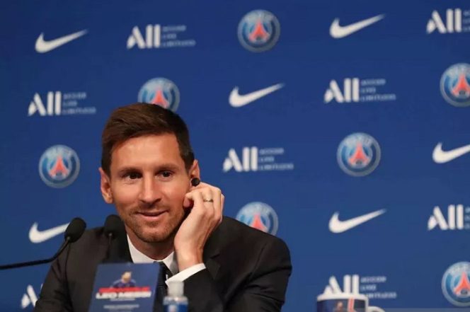					Arsip - Pemain Paris St Germain Lionel Messi saat diperkenalkan sebagai pemain PSG dalam konferensi pers di Parc des Princes, Paris, Prancis, Rabu (11/8/2021). Messi dikontrak oleh PSG selama dua tahun. ANTARA FOTO/REUTERS/Sarah Meyssonnier/rwa.