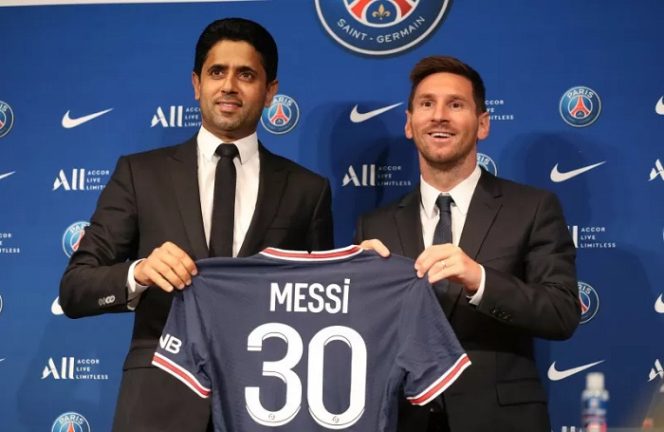 					Lionel Messi (kiri) berfoto dengan presiden PSG Nasser Al-Khelaifi saat diperkenalkan sebagai pemain baru klub di konfrensi pers di Parc des Princes, Paris, Prancis pada 11 Agustus 2021. ANTARA/REUTERS/SARAH MEYSSONNIER
