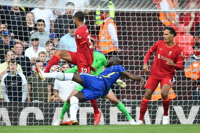 					Striker Chelsea Romelu Lukaku melepaskan tembakan ke arah gawang Liverpool saat pertandingan kedua tim di Stadion Anfield, Liverpool, Inggris, Sabtu (28/8/2021) (ANTARA/REUTERS/PETER POWELL)