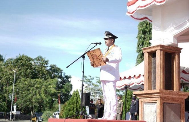 					Bupati Luwu Dr H Basmin Mattayang MPd menjadi Inspektur Upacara memperingati Hari Ulang Tahun Kemerdekaan Republik Indonesia ke-76 di halaman Rumah Jabatan Bupati, Kelurahan Pammanu, Kecamatan Belopa Utara, Selasa (17/8/2021).