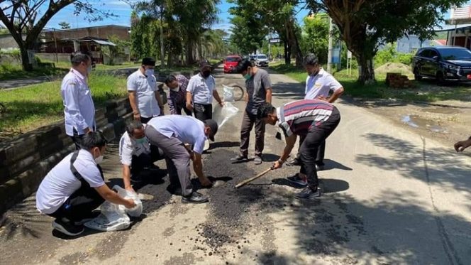 					Jalanan Rusak di Luwu Akan Diperbaiki Gunakan Asbuton