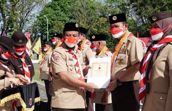 					Majukan Gerakan Pramuka, Bupati Luwu Basmin Mattayang Disematkan Lencana Melati