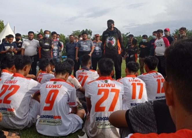 					Kesebelasan Kabupaten Luwu usai brmain imbang 1-1 lawan Luwu Utara, Kamis (5/8/2021). Kantongi 4 point, Luwu pastikan tiket Porprov 2022.