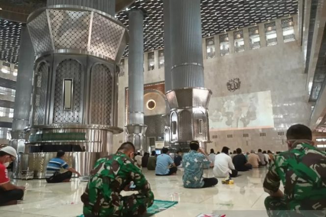 					Jamaah shalat Jumat di Masjid Istiqlal, Jakarta, Jumat (20/8/2021). (FOTO ANTARA/Asep Firmansyah)