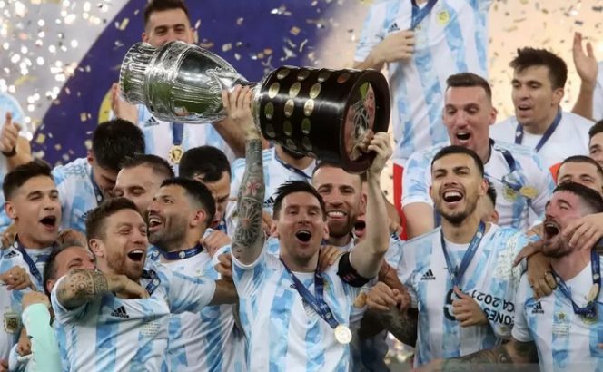 					Pemain sepak bola Argentina Lionel Messi dan rekan satu tim melakukan selebrasi dengan tropi setelah memenangkan Copa America 2021 melawan Brazil di Estadio Maracana, Rio de Janeiro, Brazil, Sabtu (10/7/2021). Argentina menang dengan skor 1-0. REUTERS/Amanda Perobelli/foc/cfo