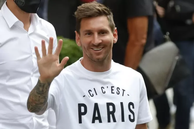 					Lionel Messi tiba di Hotel Royal Monceau Hotel di Paris pada 10 Agustus 2021 dalam rangka bergabung degan Paris St Germain. (REUTERS/SARAH MEYSSONNIER)