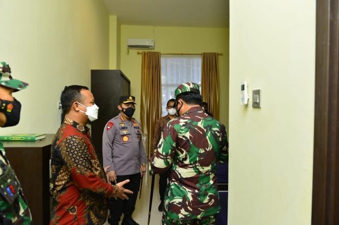 					Kunjungan Panglima TNI dan Kapolri di Tempat Isolasi Asrama Haji Sudiang (Dok)
