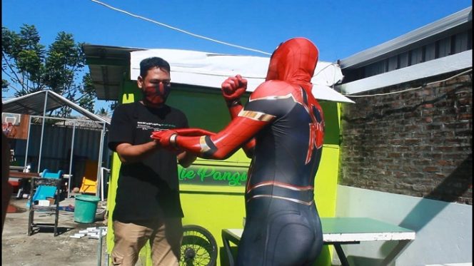 					Spiderman Parepare memberikan bendera Merah Putih kepada salah satu pelaku UMKM.