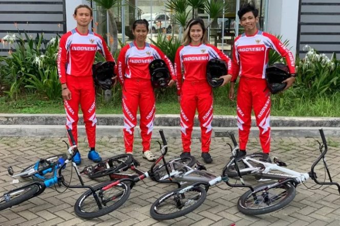 					(ki-ka) Pebalap junior BMX Indonesia Alfauzan, Jasmine Azzahra, Amellya Nur Sifa, dan Aditya akan mengikuti BMX World Championships U-18 di Papendal, Belanda, 17-22 Agustus 2021. ANTARA/HO-PB ISSI.