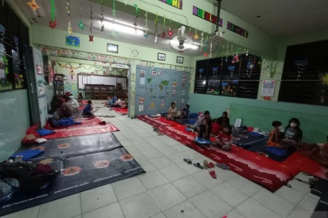 					Ratusan warga korban kebakaran mengungsi di SDN 09 Kebon Kosong, Kemayoran, Jakarta Pusat pada Minggu (29/8) malam. (ANTARA/HO-Kelurahan Kebon Kosong)