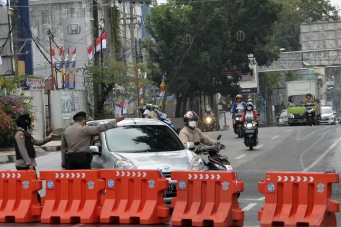					Petugas meminta kendaraan untuk berputar balik karena tidak berkepentingan saat akan memasuki Kota Bandar Lampung, Lampung, Selasa (10/8/2021). . ANTARA FOTO/Ardiansyah/aww. (ANTARA FOTO/ARDIANSYAH)