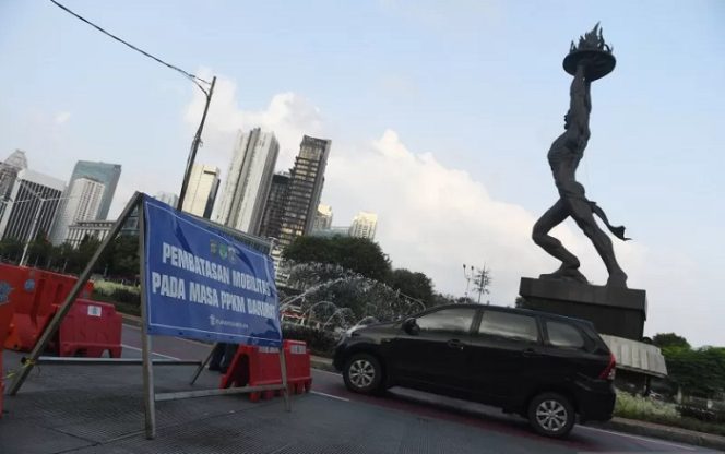 					Kendaraan melintasi titik penyekatan PPKM di Jalan Jenderal Sudirman, Jakarta, Senin (9/8/2021). Pemerintah kembali memutuskan untuk memperpanjang Pemberlakuan Pembatasan Kegiatan Masyarakat (PPKM) level 4,3 dan 2 di wilayah Jawa dan Bali hingga 16 Agustus mendatang. ANTARA FOTO/Akbar Nugroho Gumay/wsj.