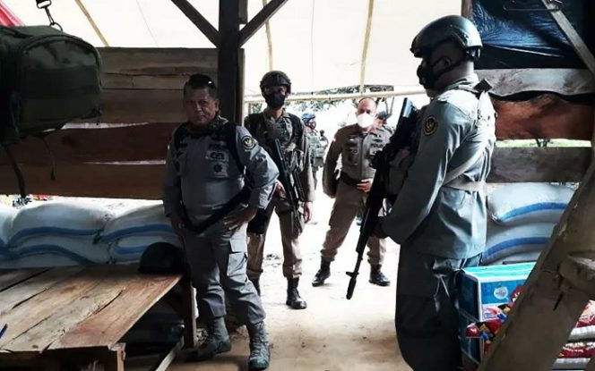 					Penanggung Jawab Kendali Operasi (PJKO) Irjen Pol Abdul Rakhman Baso yang juga Kapolda Sulteng, Brigjen TNI Farid Makruf Danrem 132 Tadulako dan Brigjen Pol Reza Arief Dewanto selaku Kepala Operasi (Kaops) Satgas Madago Raya, beristirahat di Pos Sekat Satgas Madago Raya, di Pos Sekat Kelapa Dalam Desa Pantangolemba Kecamatan Poso Pesisir Selatan, Kabupaten Poso, Sulawesi Tengah, Selasa (10/8/2021). ANTARA/HO-Satgas Operasi Madago Raya/am.