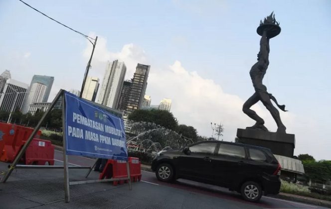 					Kendaraan melintasi penyekatan PPKM di Jalan Jenderal Sudirman, Jakarta, Senin (9/8/2021). ANTARA FOTO/Akbar Nugroho Gumay/hp.