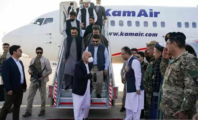 					Arsip foto - Presiden Afganistan Ashraf Ghani tiba di Mazar-i-Sharif untuk memeriksa situasi keamanan, Rabu (11/8/2021). ANTARA/Afghan Presidential Palace via REUTERS/am