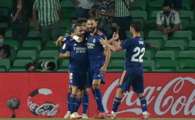 					Bek kanan Real Madrid Dani Carvajal (kiri) melakukan selebrasi dengan rekan setimnya usai cetak gol ke gawang Real Betis dalam pertandingan Liga Spanyol pekan ke-3 di Benito Villamarin stadium, Sevilla, Spanyol pada 29 Agustus 2021. ANTARA/AFP/CRISTINA QUICLER