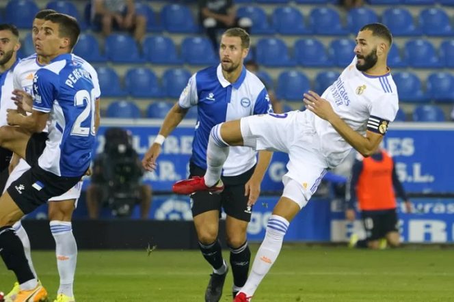 					Penyerang Real Madrid, Karim Benzema sesaat sebelum mencetak gol dalam pertandingan Liga Spanyol lawan Deportivo Alaves di Estadio Mendizorroza, Vitoria-Gasteiz, Spanyol pada 14 Agustus 2021. ANTARA/REUTERS/VINCENT WEST