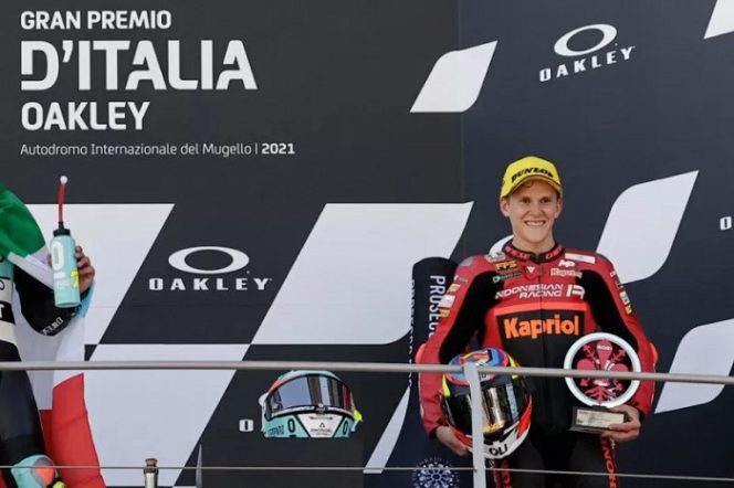 					Arsip foto - Pebalap Moto3 dari tim Indonesian Racing Gresini Gabriel Rodrigo saat di podium ketiga balapan Grand Prix Italia di Sirkuit Mugello, Minggu (30/5/2021). ANTARA/Reuters/Ciro De Luca.