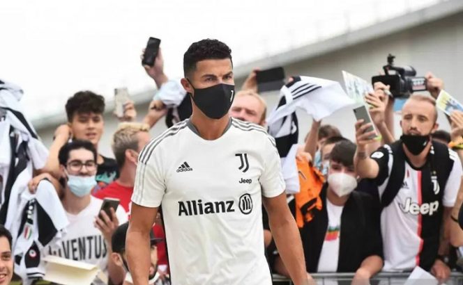 					Pemain Juventus Cristiano Ronaldo berjalan meninggalkan gedung pusat medis tim Juventus di Turin, Italia, Senin (26/7/2021). Striker Portugal Cristiano Ronaldo bersama empat pemain lainnya yang berlaga di Piala Eropa 2020 lalu menjalani tes medis menjelang musim keempatnya bersama klub Seria A itu. ANTARA FOTO/REUTERS/Massimo Pinca/wsj.