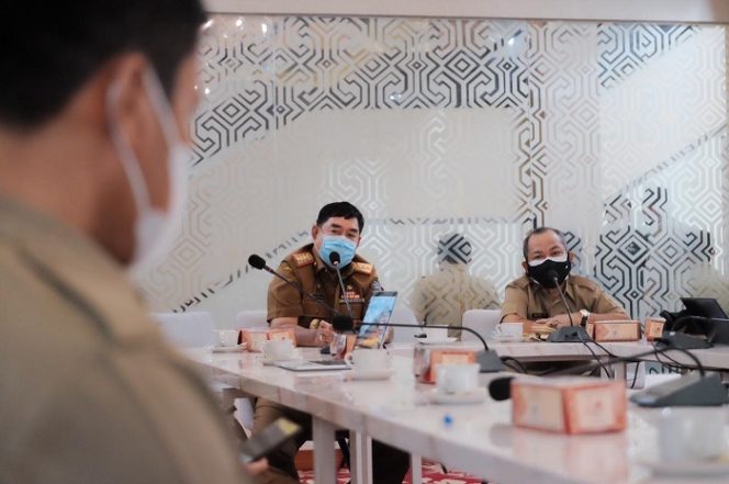 					Sekprov Sulsel Abdul Hayat Gani pimpin rapat pengadaan lahan pemakaman Covid. (Dok)