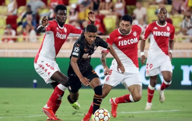 					Gelandang serang Shakhtar Donetsk Pedrinho (tengah) melewati hadangan dua bek AS Monaco, Benoit Badiashile (kiri) dan Guillermo Maripan, sebelum mencetak gol dalam pertandingan leg pertama playoff kualifikasi Liga Champions di Stadion Louis II, Monaco, Selasa (17/8/2021) waktu setempat. (ANTARA/AFP/Valery Hache)
