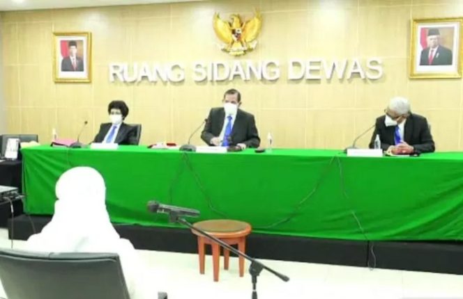					Tangkap layar sidang etik Wakil Ketua KPK Lili Pintauli Siregar di gedung KPK Jakarta, Senin (30/8). (Desca Lidya Natalia)