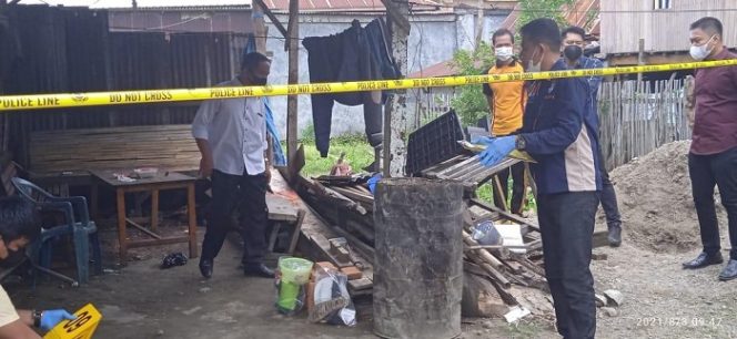 					Petugas saat melakukan olah tempat kejadian kasus pembunuhan di Sinjai.