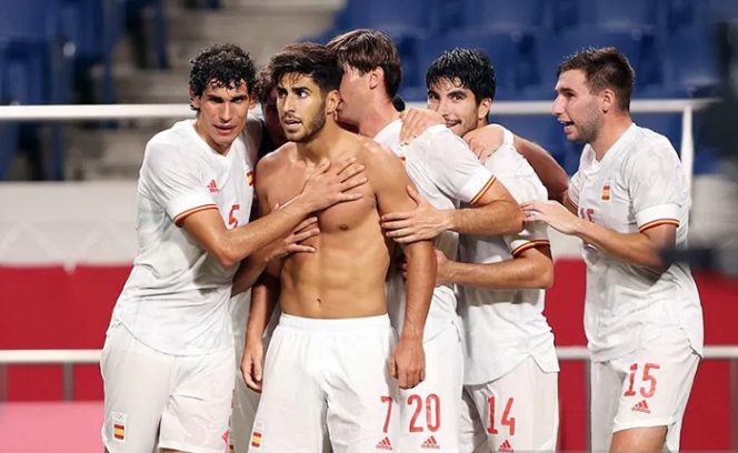 					Pemain Spanyol merayakan gol Marco Asensio (kedua kiri) setelah mencetak gol lawan Jepang di semifinal Olimpiade Tokyo 2020 di Saitama Stadium, Saitama, Jepang (3/8/2021). ANTARA/REUTERS/Molly Darlington/aa.