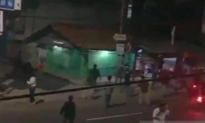 					Aksi tawuran geng motor di wilayah Kabupaten Bekasi di Jalur Pantura Jalan Raya Rengas Bandung Kedungwaringin yang mengarah ke Jalan RE Martadinata Cikarang Utara pada Minggu (22/8/2021) dini hari. ANTARA/Pradita Kurniawan Syah