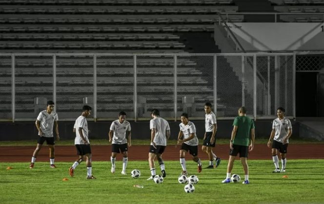 					Pesepak bola Tim Nasional Indonesia melakukan pemanasan saat menjalani pemusatan latihan di Stadion Madya, Kompleks Gelora Bung Karno, Senayan, Jakarta, Sabtu (1/5/2021). Latihan tersebut sebagai persiapan menghadapi lanjutan Kualifikasi Piala Dunia 2022 zona Asia Grup-G. ANTARA FOTO/Galih Pradipta/rwa. (ANTARA FOTO/GALIH PRADIPTA)