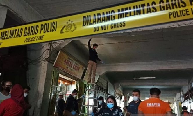 					Petugas kepolisian melakukan proses olah tempat kejadian perkara (TKP) di lokasi perampokan toko emas, di Pasar Tradisional Simpang Limun, diJalan Sisingamangaraja, Medan, Sumut pada Kamis (26/8/2021). ANTARA/Nur Aprilliana Br Sitorus