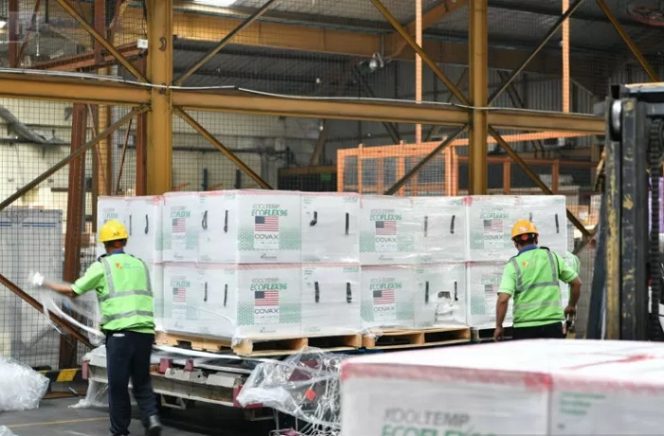 					Petugas Bandara Soekarno-Hatta, Tangerang, Banten, mengecek kemasan vaksin COVID-19 hasil kerja sama bilateral, Ahad (1/8/2021). (ANTARA/HO-Humas Kemenko PMK).