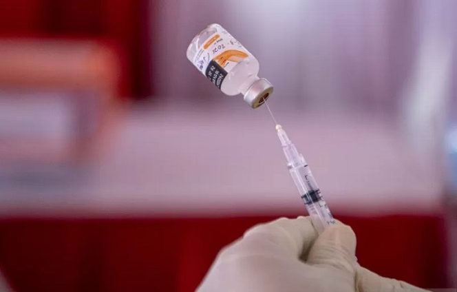 					Arsip Foto. Petugas medis mengambil vaksin COVID-19 dari botol untuk disuntikkan kepada warga. (ANTARA FOTO/Nova Wahyudi)